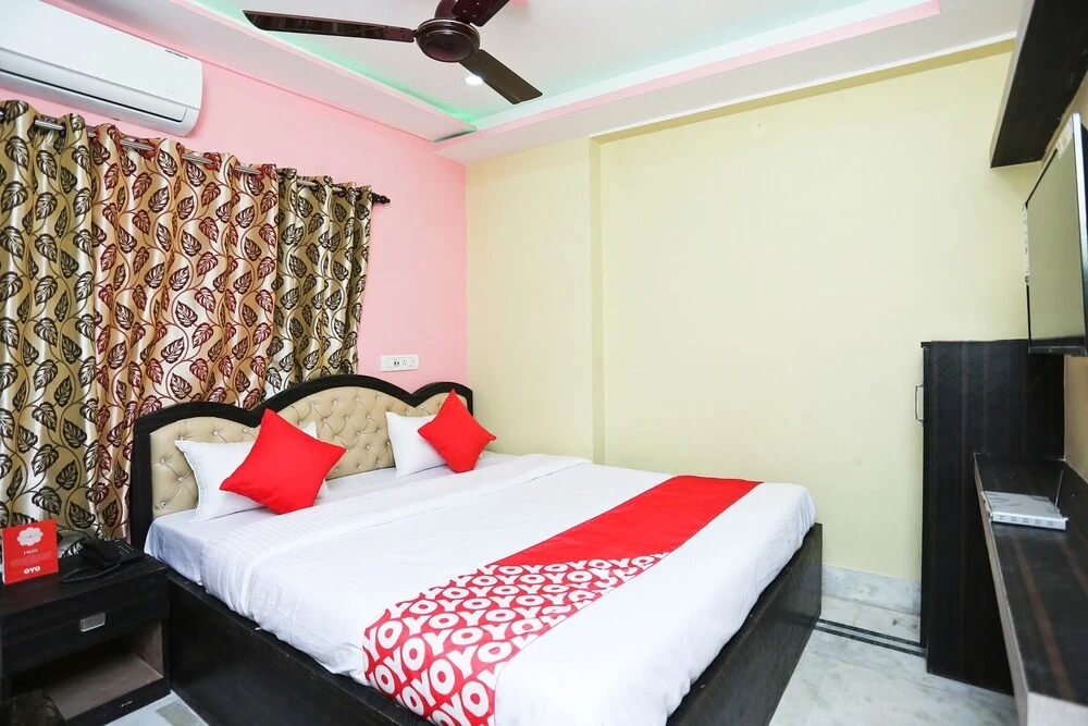 OYO 22566 Red Velvet Inn