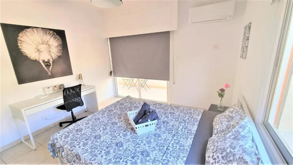 Comfy 2BR Apartment in the City Center, FREE PARKING and 3min walk to the beach!