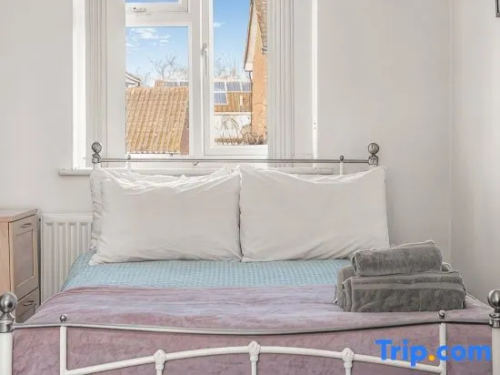 Apt 1: Cosy Ground-Floor Flat - By ShireStays