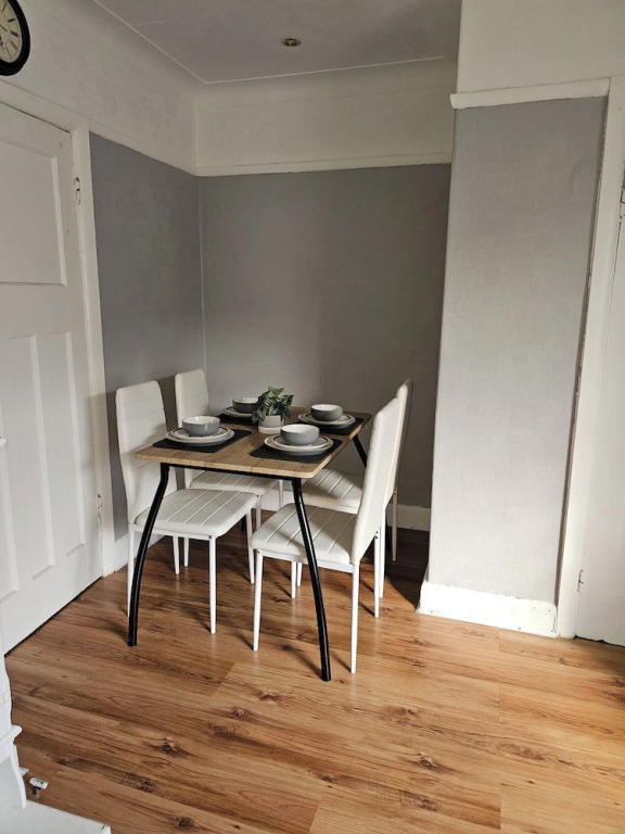 Bright 4-bed House 15 min to Manchester Centre