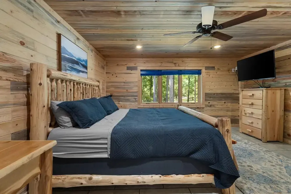 Blue Bass Lodge Pine Getaway With Hot Tub Fire