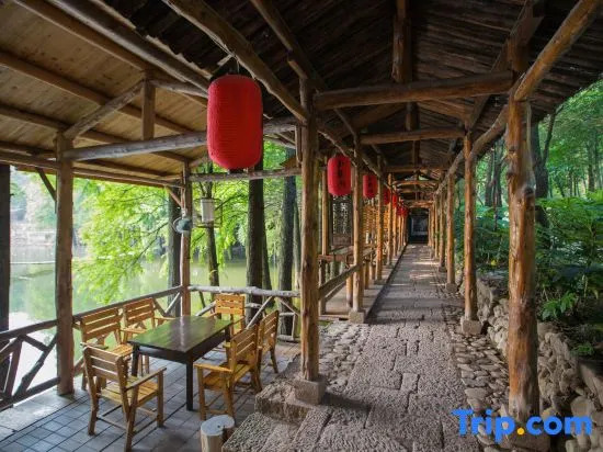 Wolong Riverside Manor