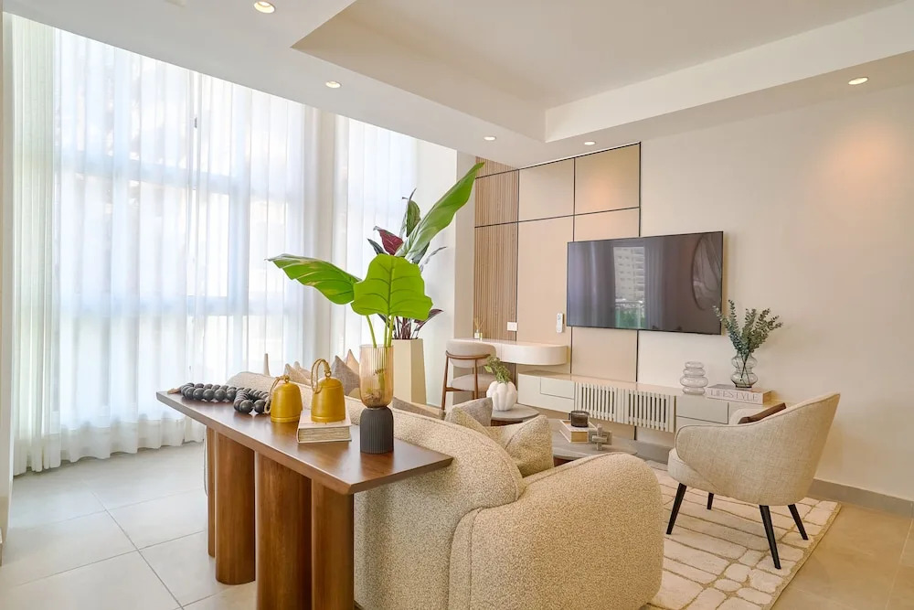 The LUX Natural Art Downtownsd Pool Gym 2BR