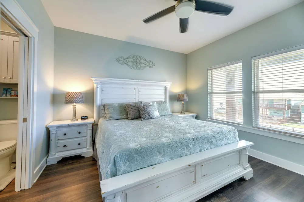 Resort Perks: Waterfront Rockport Home!