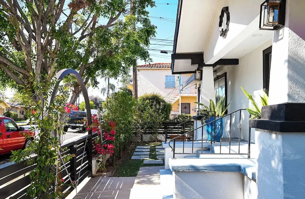 Immaculate 3bdr Private Bungalow, Walk to Beach!