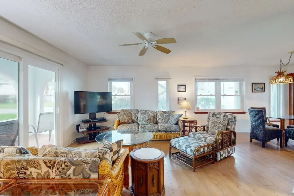 Spacious Seaside Cottage w/ Sunroom 1-minute Walk to Vilano Beach