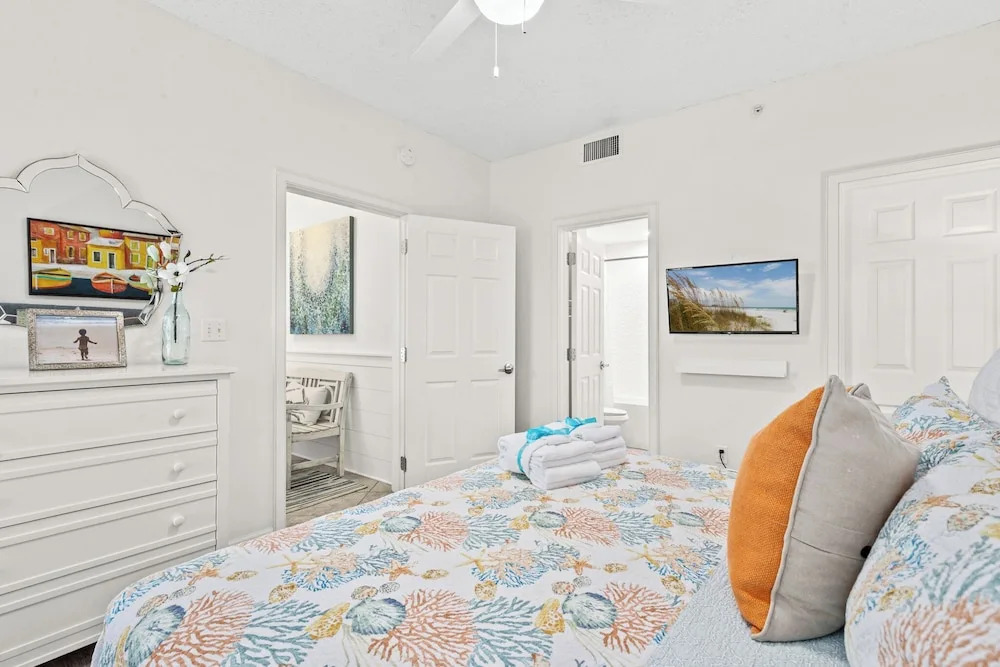 Fun In The Sun! Crescent at Miramar - Gulf Front+Beach Chairs