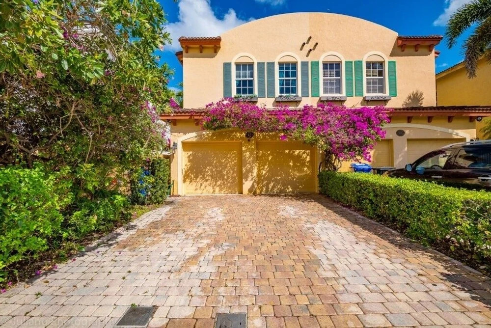 Las Olas Maison De Ville 3 Bedroom Townhouse by Redawning