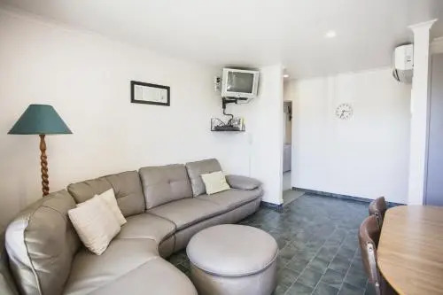 Apollo Lodge and Apartment