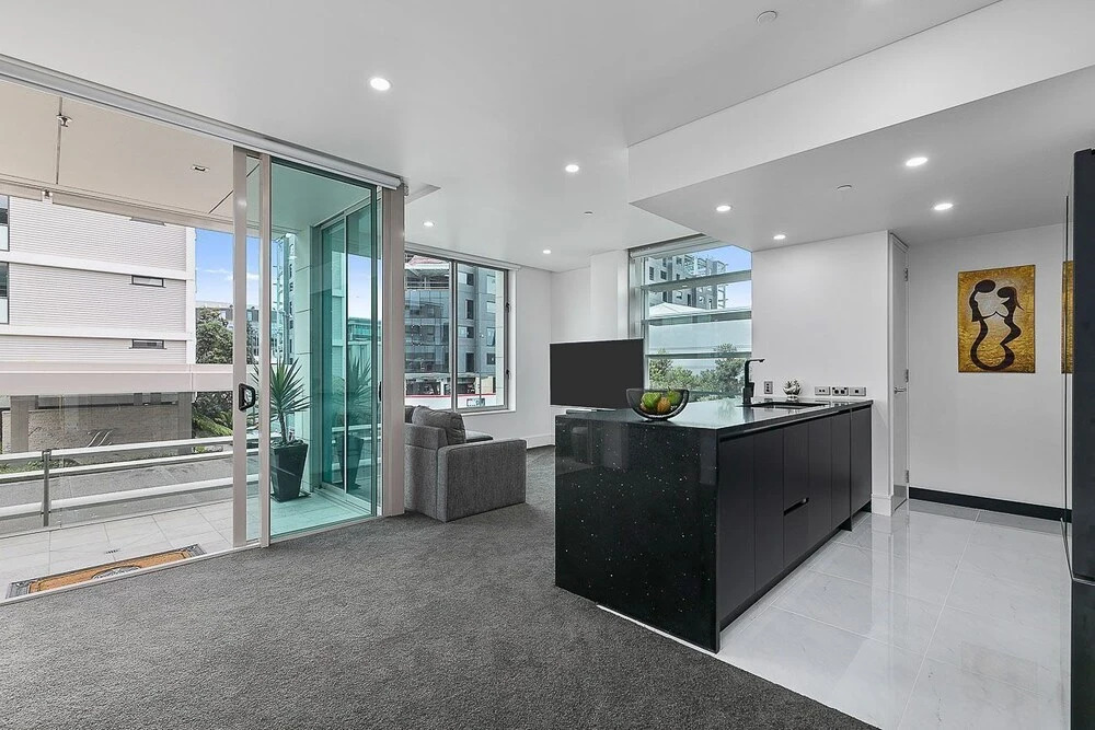 QV Upscale Modern Apt with Parking -965