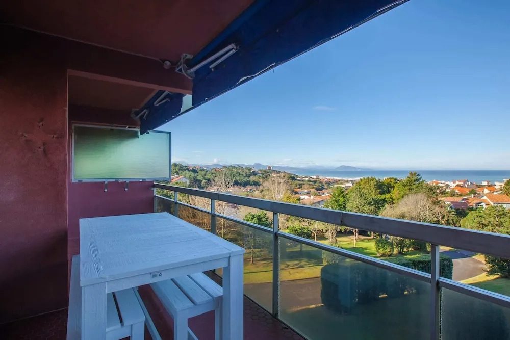 Large Apartment With Swimming Pool and sea View