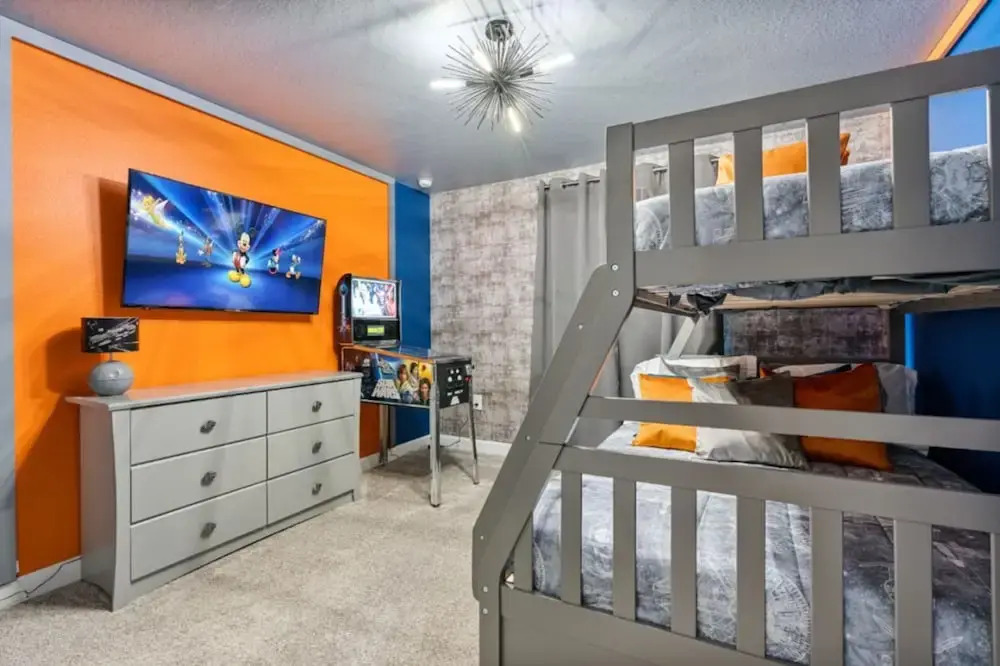 Amazing 4bdr House Storey Lake