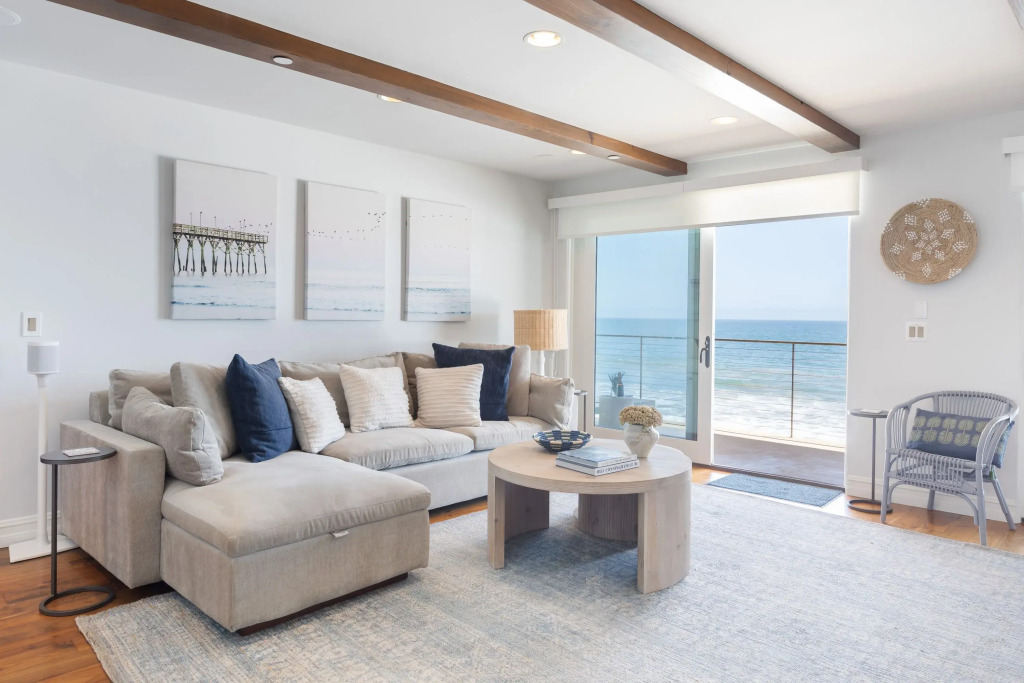 Malibu Beach House Bliss by AvantStay | Beachfront + Private Beach Access, Malibu