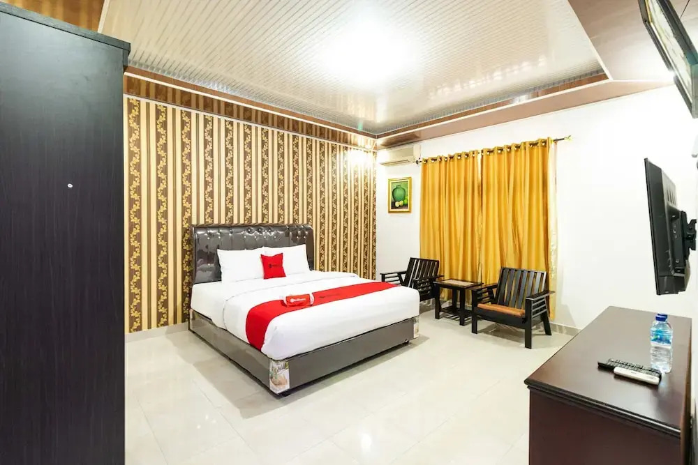 RedDoorz Plus near Universitas Methodist Medan