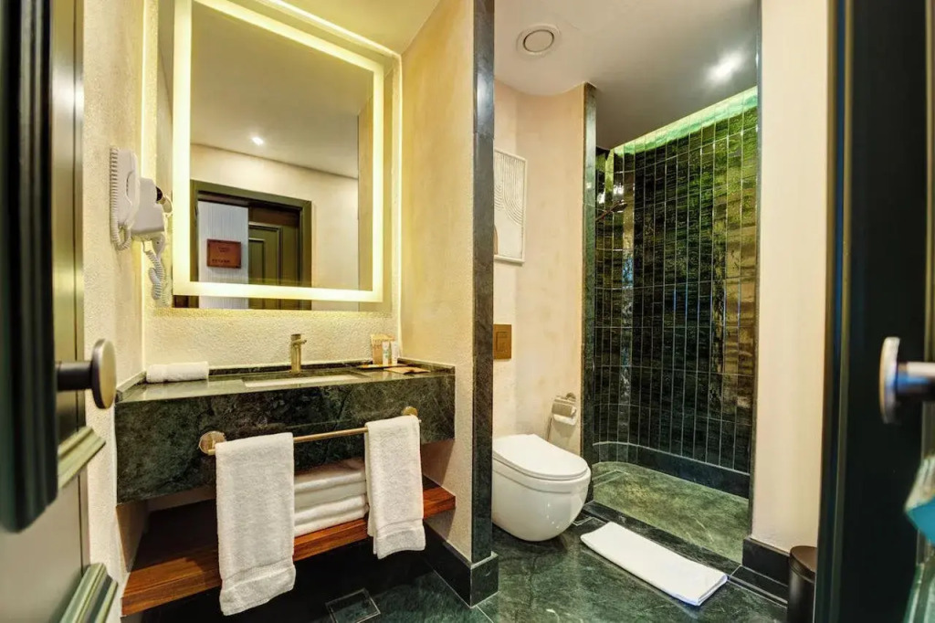 Bratus Hotel