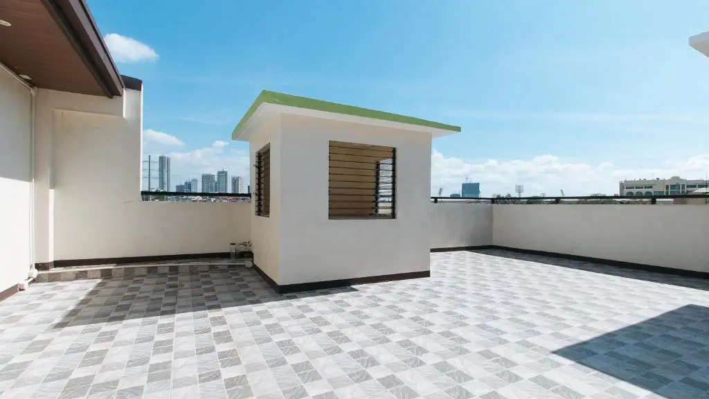RedDoorz Plus near Uptown BGC Mall