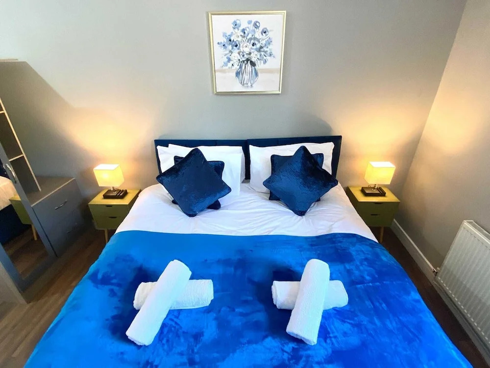 2 Bed Town Centre Free Park Wi-Fi Garden