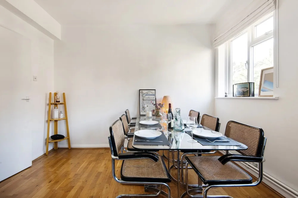 Bright and Breezy home by Clapham Common