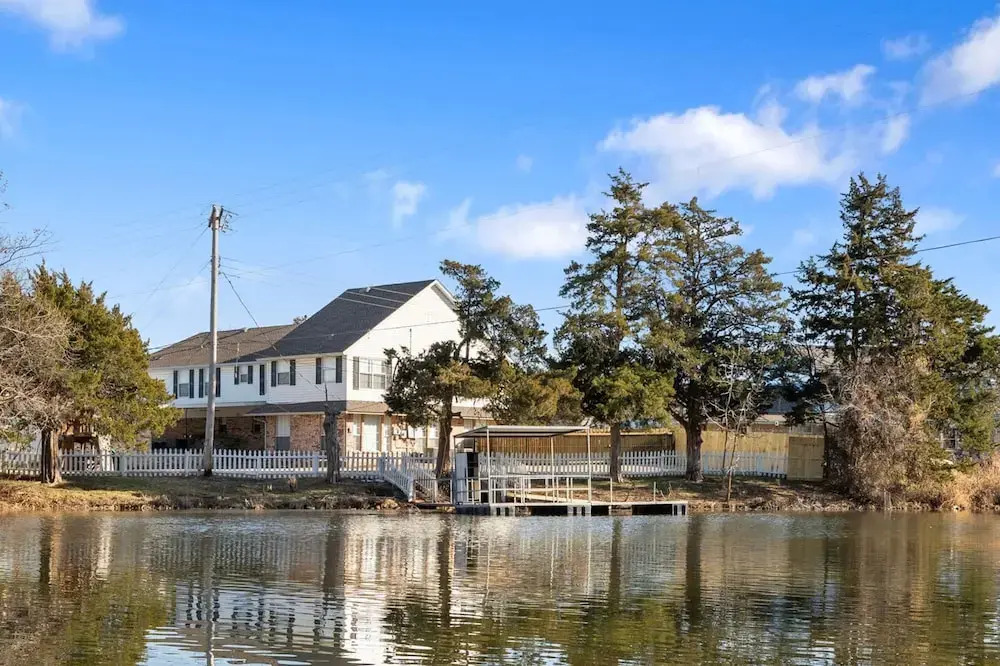 Spacious Lakefront View With Hot Tub and Pool NH