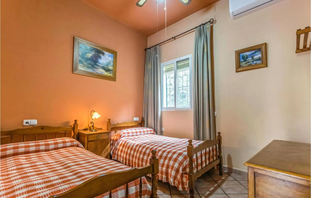Amazing home in Crdoba with 4 Bedrooms, Private swimming pool and Outdoor swimming pool