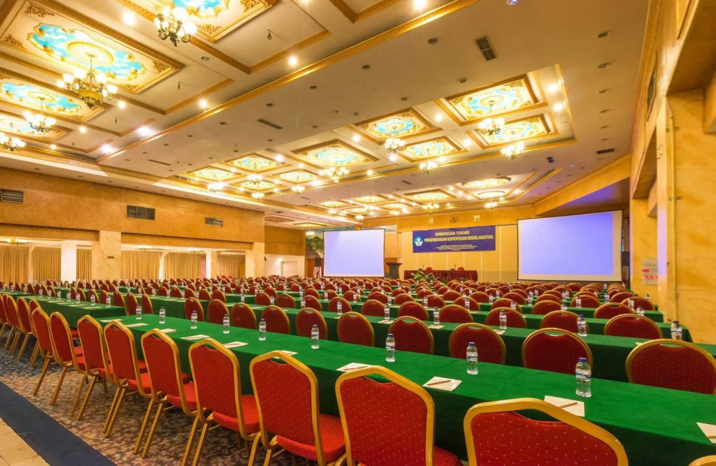 Twin Plaza Hotel