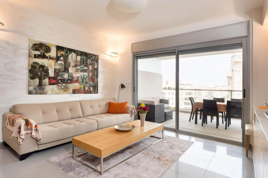 Beautiful Apts w/ Large Balcony & Parking by Sea N' Rent