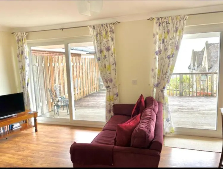 Fantastic spacious house with beautiful panoramic views of the bay Only a few minutes walk from beach harbour and restaurants This house has 3 bedrooms 3 bathrooms and 2 lovely sitting rooms