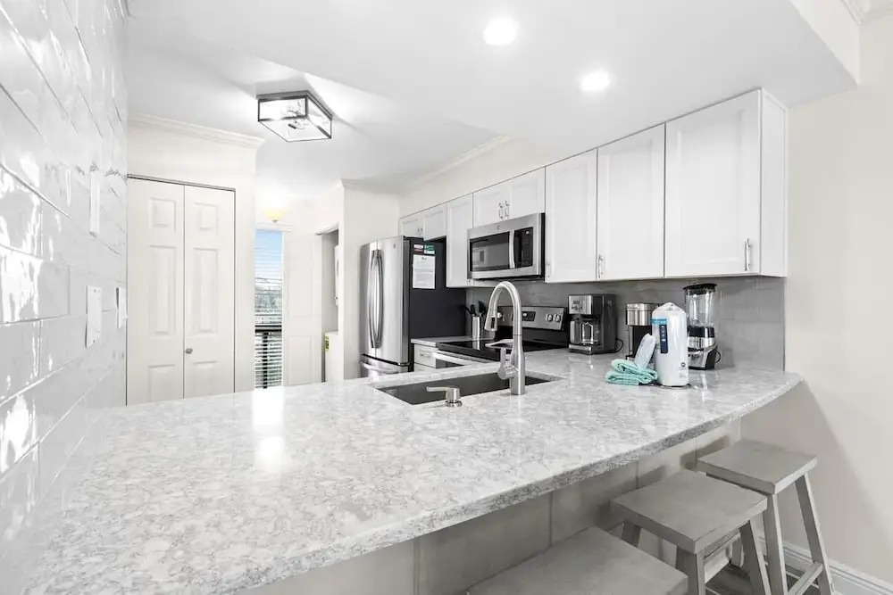 Emerald Towers 305