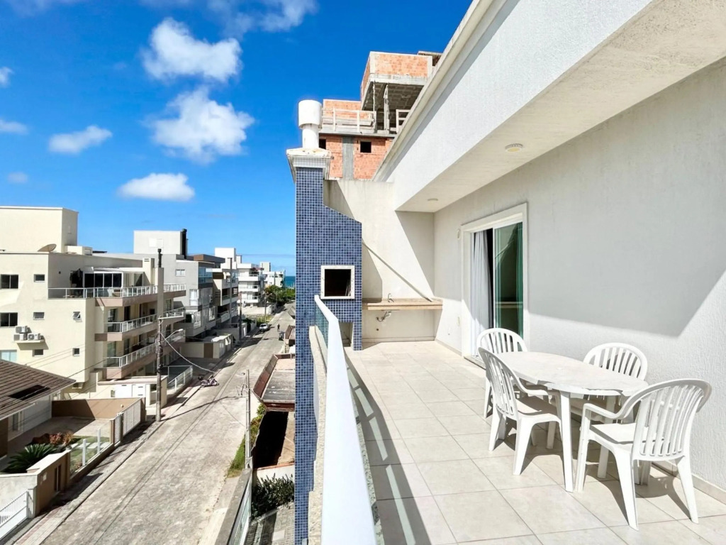169 - Cobertura Duplex com 03 quartos, ideal para 03 casais e ampla vaga de garagem na praia de Canto Grande - Bombinhas - SC