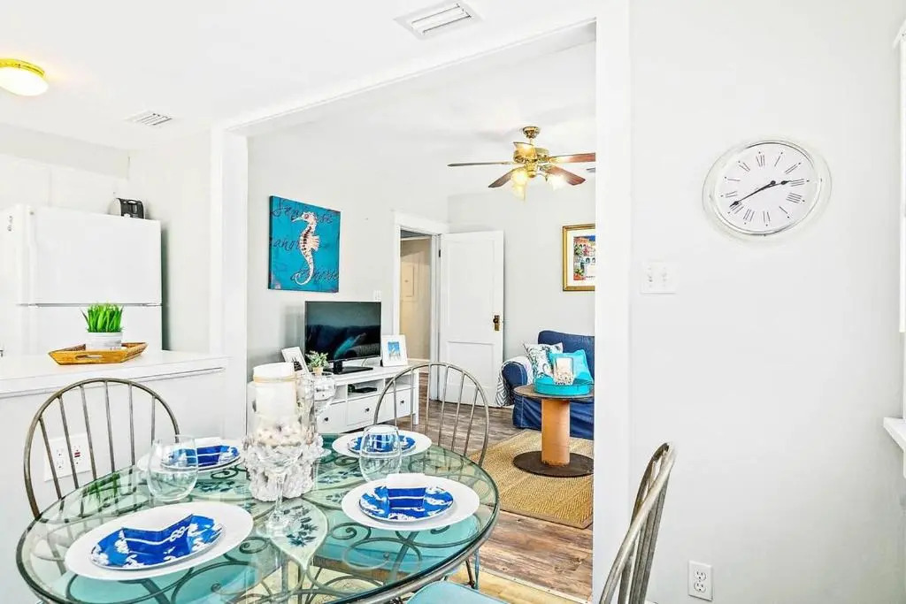 Charming Downtown Carriage Apartment