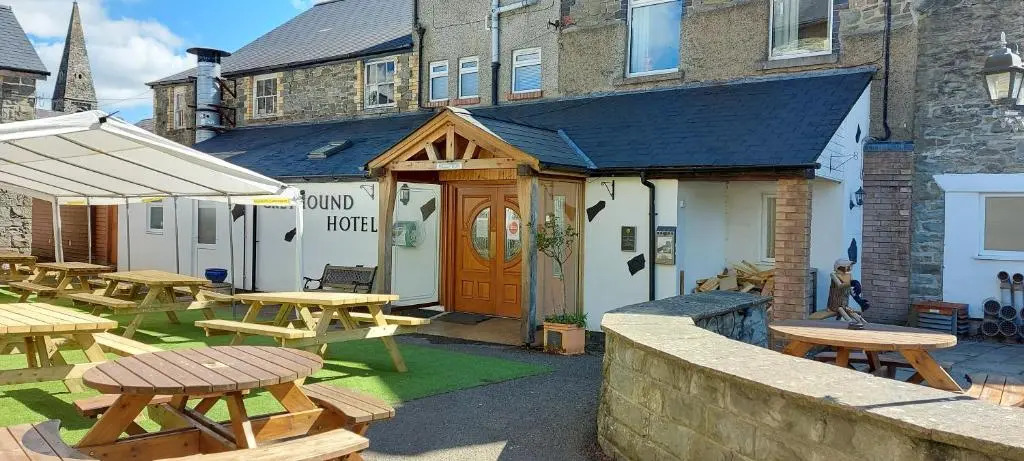 Greyhound Hotel