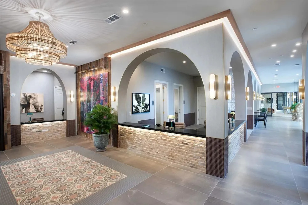 Landing Chic 1BD in Northside