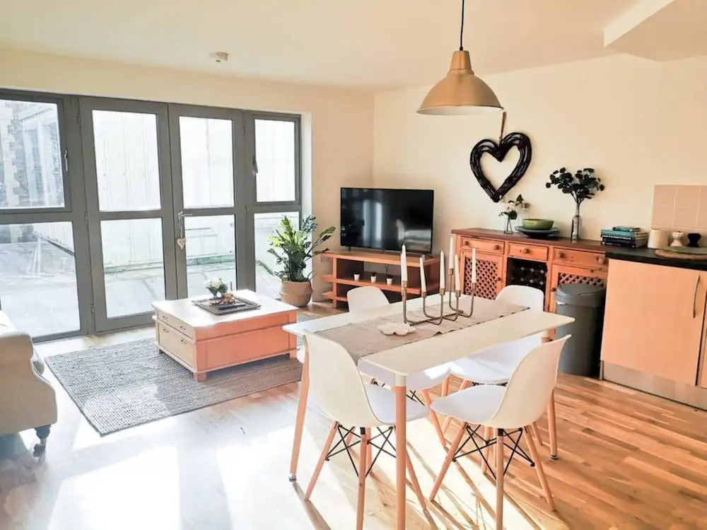 Stylish 1 Bedroom Apartment Near Clifton Triangle