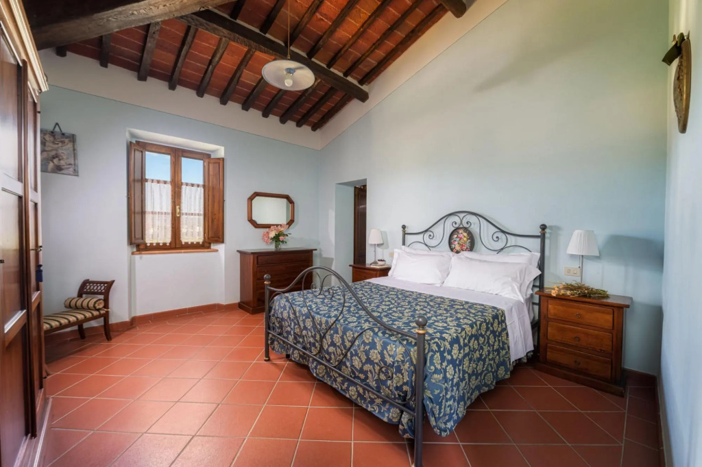 Villa Fratta, sleeps 14 villa with private pool, AC and Wi-Fi close to Cortona-Villa Fratta