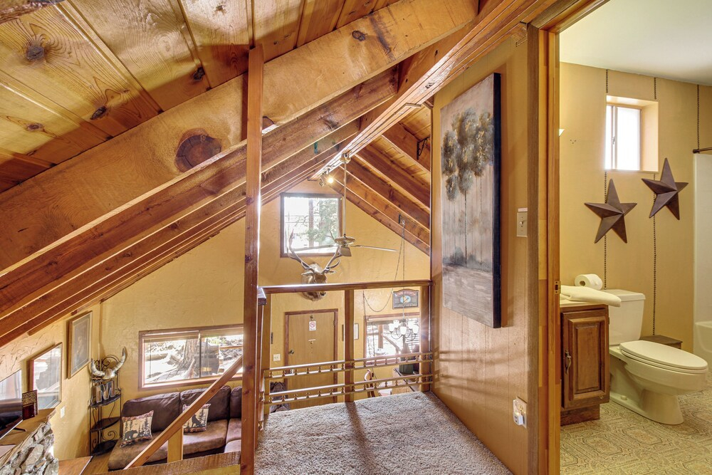 Ski, Hike & Relax: Forest-view Haven in Lakeside!