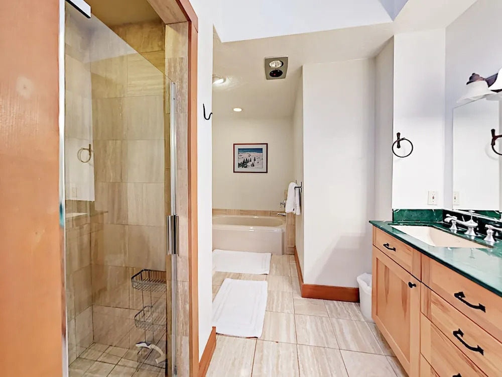 2010 Vermont Duplex #1B West 4 Bedrooms 3 Bathrooms Duplex