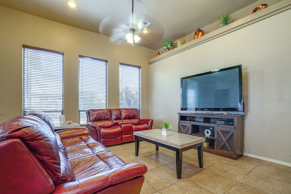 Pet-friendly Getaway w/ Mtn Views in Las Cruces!