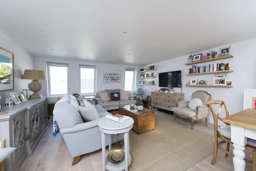 Beautiful 2BR Split Level Fulham Apartment