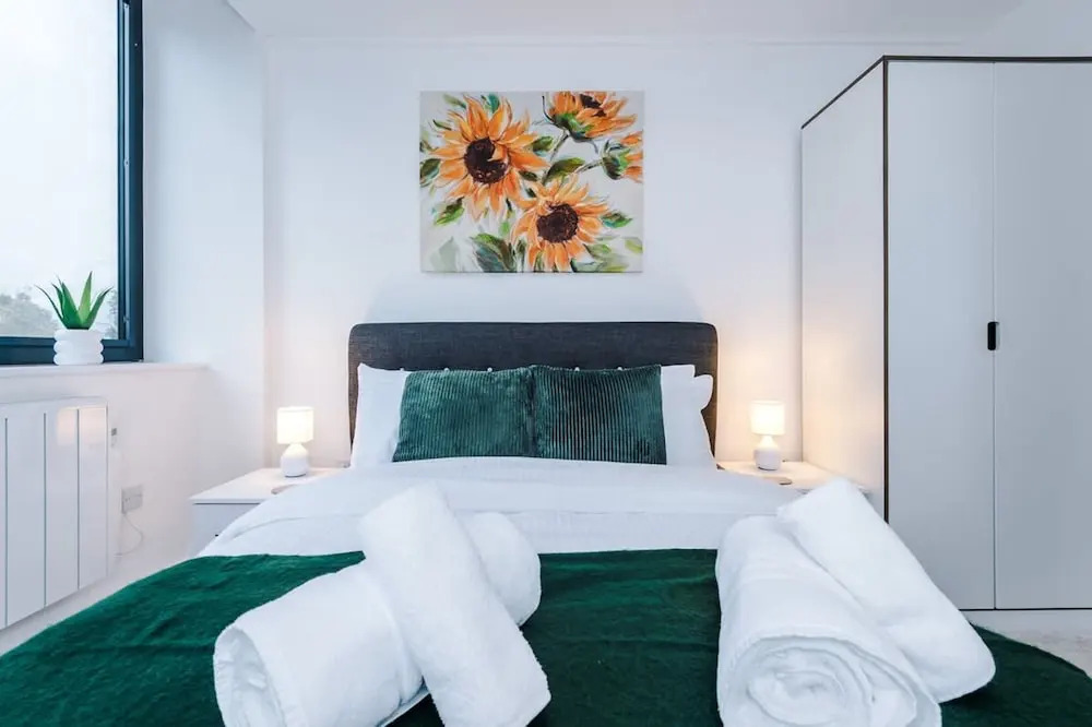 NEW Stylish Apartment Amazing Location Sleeps 4