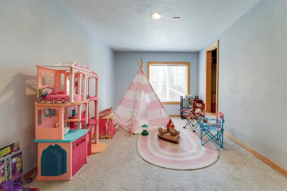 4 Mi to Downhill Ski Resort! Spacious Family Haven