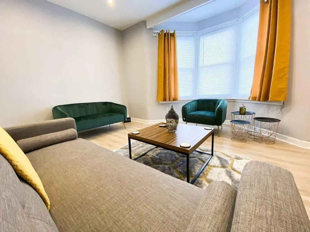 Striking & Elegant 2BR Flat - Free Street Parking