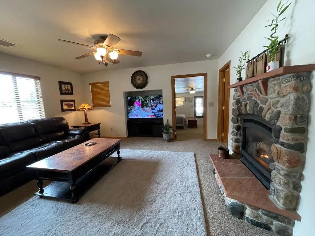 Bear Paw Lodge & Vacation Homes