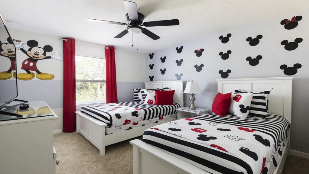 Cozy 4BR Town Home With Pool Close to Disney