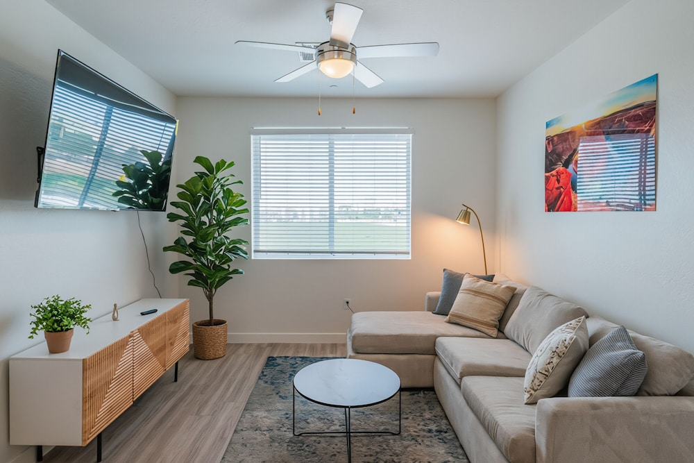 Sleek Stay 4mins to State Farm Stadium