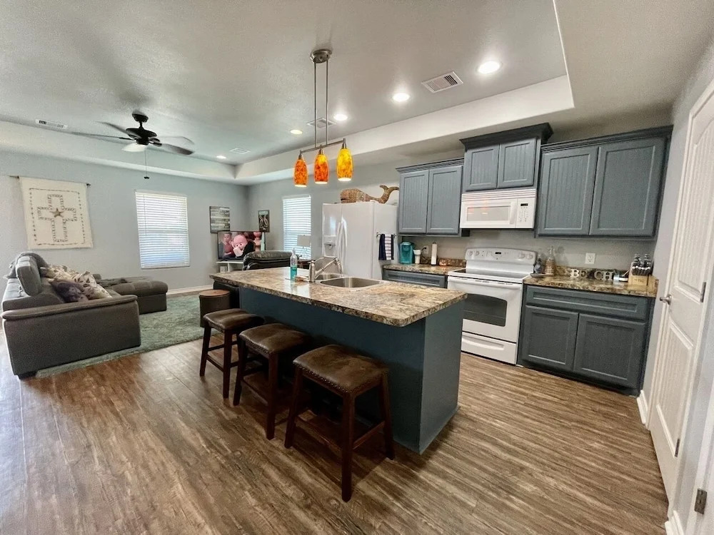 Mimosa Manor 3 Bedroom Home by Redawning