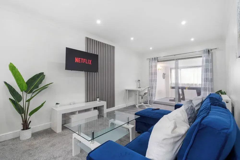 Staines House-3bed-sleeps7- Freep-close to Airport