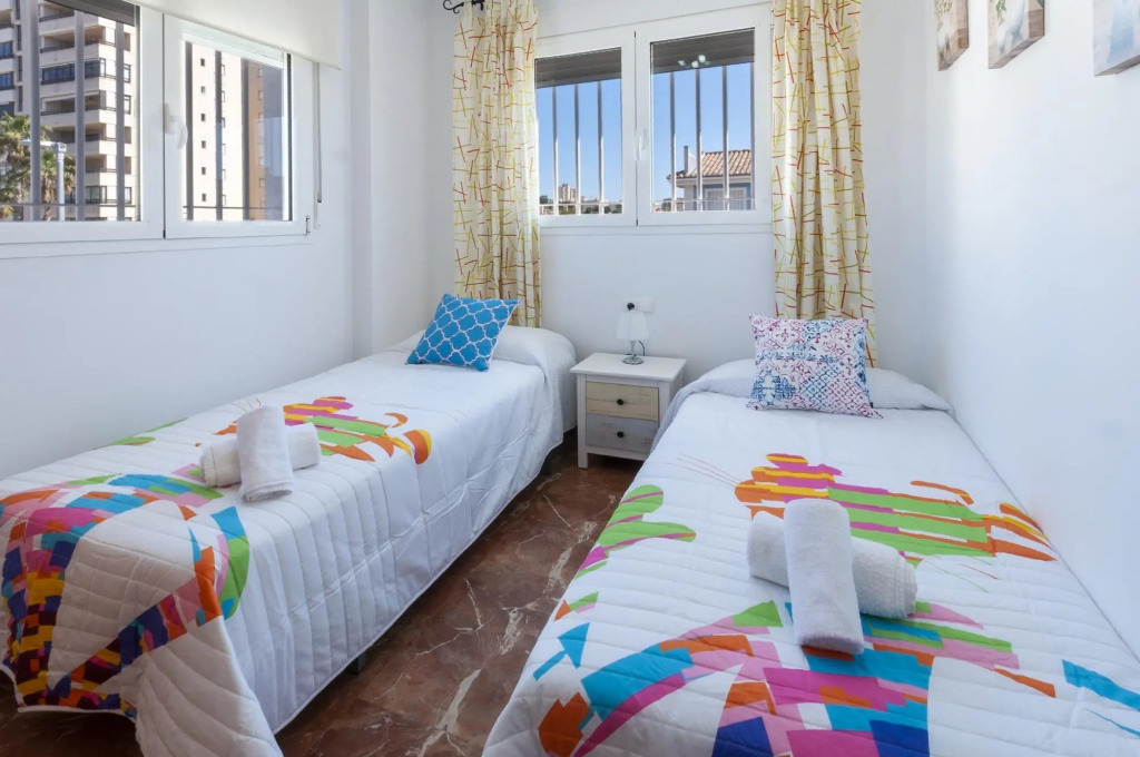 GOLDEN - Chalet with shared pool in Playa de Gandia. Free WiFi