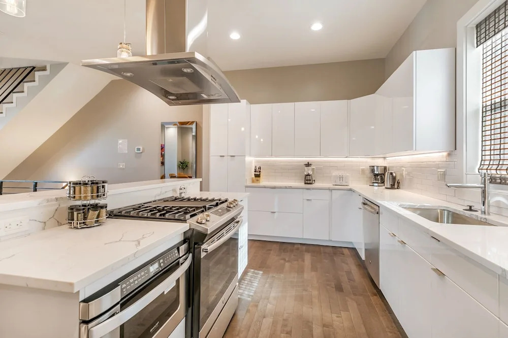 4BR Modern Townhouse in Mid City