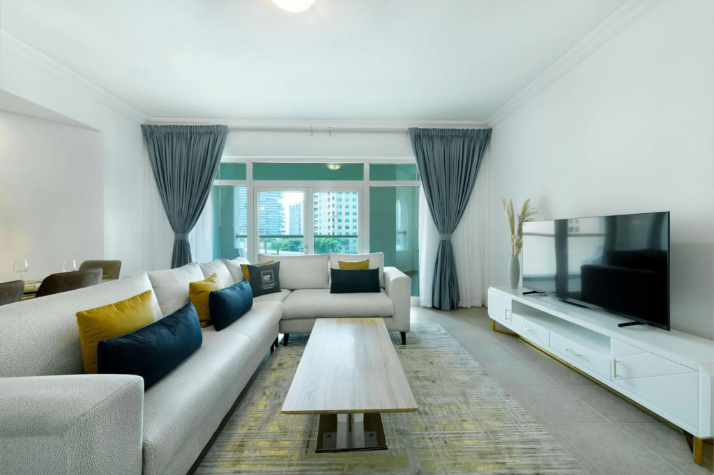 Maison Privee - Stylish Apt with Large Patio close to the Beach