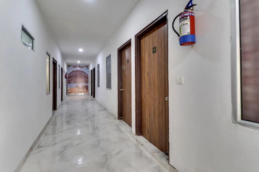 OYO 64864 Hotel Rj18